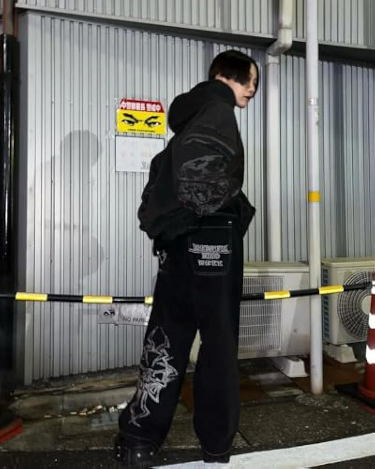 The ultimate wardrobe chameleon! Pair these jeans with a crisp T-shirt for a laid-back weekend vibe ☀️